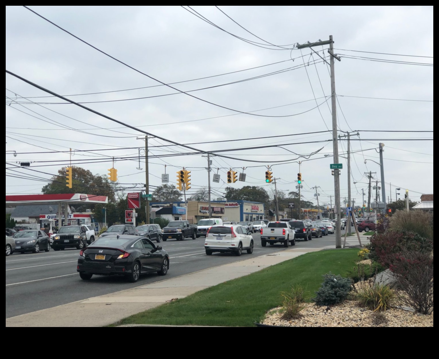 تناغمات الطريق السريع: الحركة المتزامنة للشاحنات على الطريق