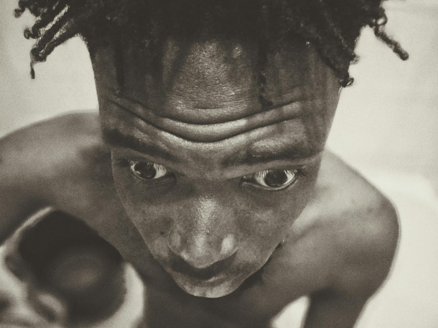 الوشم الواقعي الفني الحي مع حافة حديثة 9 وشم المناظر الطبيعية الجبلية بأسلوب واقعي.