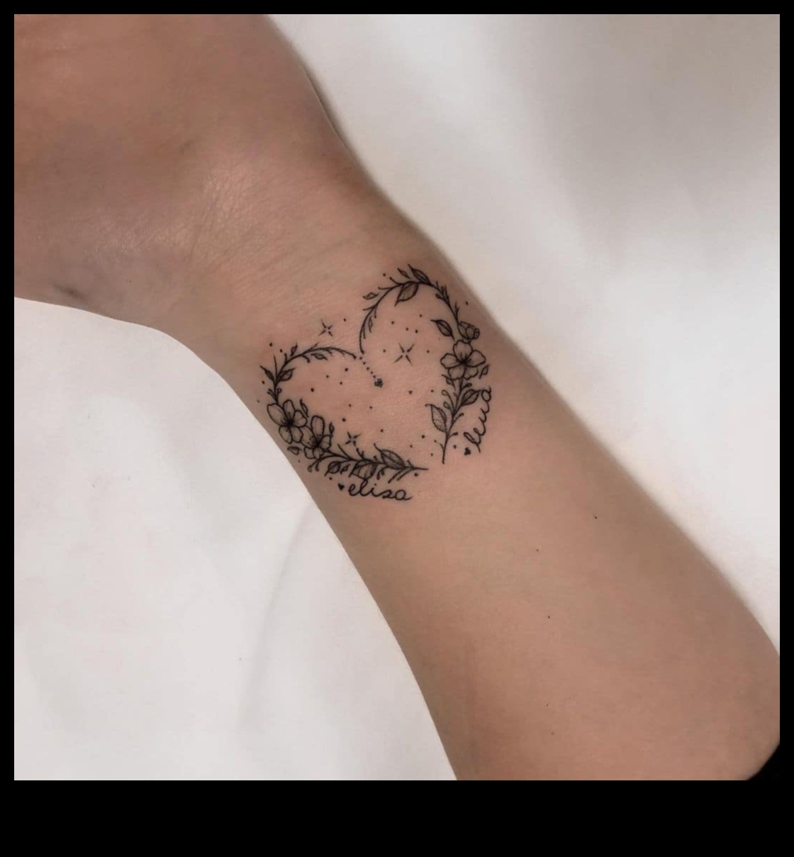 أناقة الحبر: إلهام وشم المعصم الأنيق والرقيق