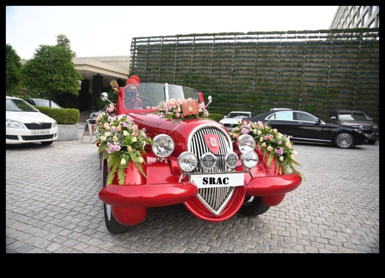 العجلات العتيقة أناقة خالدة 3 عجلات الماضي: سيارات ودراجات عتيقة تعكس الأناقة الخالدة